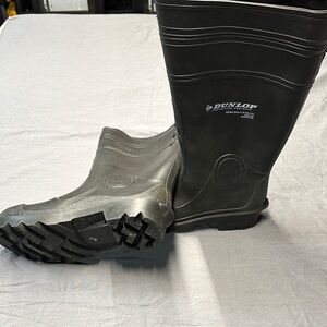 Women’s 8/ Men’s 6 Dunlop steel toe Black Boots